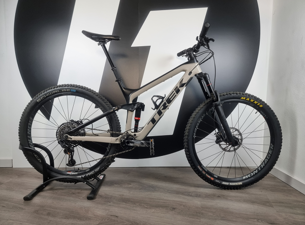 TREK SLASH 9.7 CARBON 29 Mサイズ フレーム 2021 Trek Slash 9.7 Bike - Reviews, Comparisons, Specs